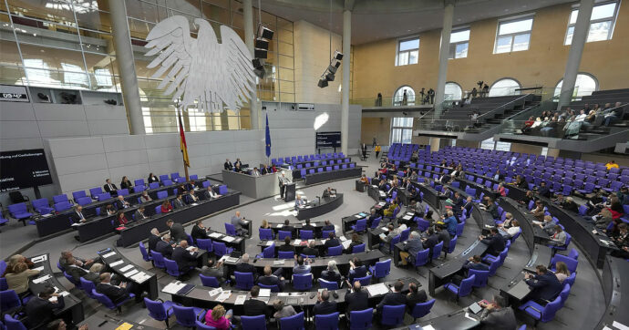 Germania, multe severe per i parlamentari che insultano i colleghi. Da “infanticida” a “nazista”: AfD ‘svetta’ nei richiami