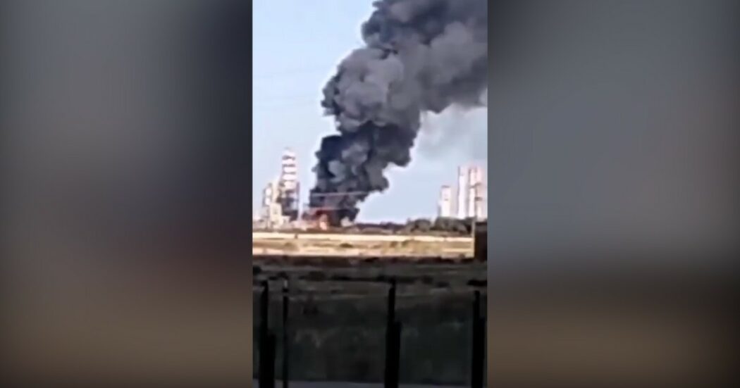 Esplosione e incendio nel petrolchimico Versalis di Brindisi: il video della maxi-nube nera