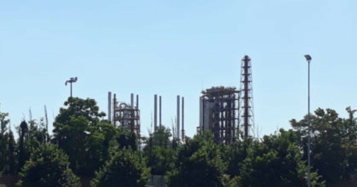 Processo ex Solvay, la contaminazione da Pfas si risolve con i risarcimenti: quasi scomparse le parti civili. Avs: “Transazione economica al ribasso sulla salute dei cittadini”