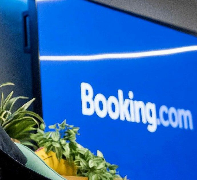 “Ora basta”: 10 mila hotel pronti a far causa a Booking per la clausola del “miglior prezzo”. Ecco cosa sta succedendo