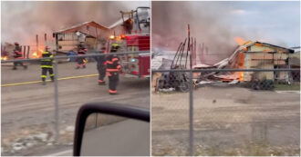 Copertina di Scoppia un incendio all’ippodromo, 30 cavalli muoiono tra le fiamme. La disperazione dei proprietari: “Li abbiamo sentiti nitrire”