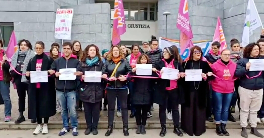 Bimbi con due mamme, a Padova la prima udienza “per cancellarne una”. Sit-in davanti al Tribunale: “Siamo tutte famiglie”