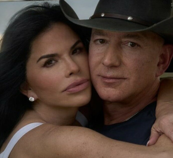 “Sembrano due attori di una soap opera”, “Perché avete fatto questo servizio su di loro”: le foto di Jeff Bezos e Lauren Sanchez su Vogue scatenano i commentatori