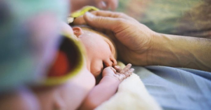 Screening neonatale, parla una mamma: “Mia figlia senza il prelievo non sarebbe viva: oggi cammina e riesce a correre”