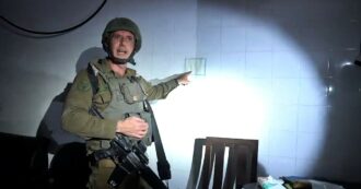 Copertina di Gaza, esercito israeliano pubblica video nell’ospedale Rantisi: “Ostaggi nascosti qui nei sotterranei”. Polemiche su una tabella in arabo
