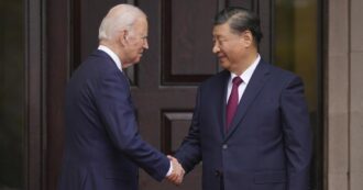 Copertina di Stretta di mano Biden-Xi. Il leader cinese: “Il mondo è abbastanza grande per la convivenza Pechino-Washington”