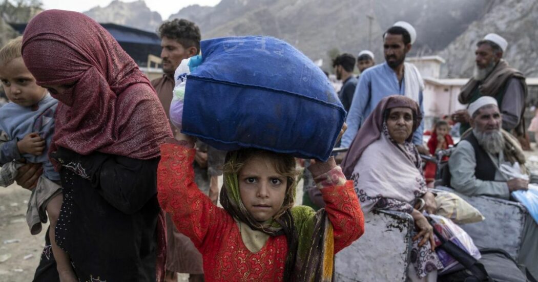 Le voci dei rifugiati afghani che il Pakistan costringe al rientro: “Io nato esule, neanche parlo la lingua”. “Noi donne fuggite dai talebani e ancora prigioniere”