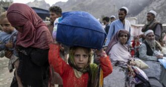 Copertina di Le voci dei rifugiati afghani che il Pakistan costringe al rientro: “Io nato esule, neanche parlo la lingua”. “Noi donne fuggite dai talebani e ancora prigioniere”