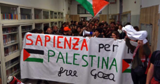 Copertina di “Palestina libera”, corteo di studenti entra nella facoltà di Scienze politiche alla Sapienza di Roma – Video