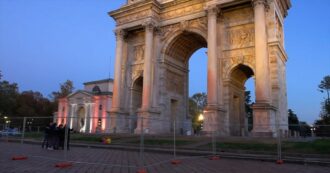 Copertina di Azione di Ultima Generazione a Milano: gli ambientalisti imbrattano con vernice arancione l’Arco della Pace – Video
