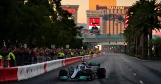 Copertina di La Formula 1 e la deriva trash di Las Vegas, tra tombini, Strip e Gp notturno: non è più sport ma spettacolo