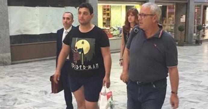 “A casa perché obeso. E allora Cospito no?”