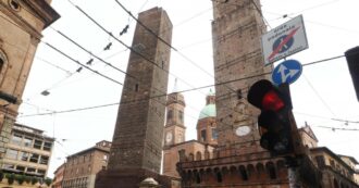 Copertina di La torre Garisenda di Bologna rischia di crollare. I tecnici: “Non sussistono più le condizioni di sicurezza, va puntellata subito”