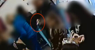 Milano, così rubano gli zaini nei bar e nei ristoranti del centro nell’ora di punta: tre arresti – Video