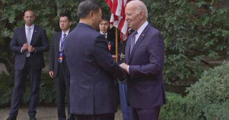 Copertina di Il video della stretta di mano tra Joe Biden e Xi Jinping, poi la camminata nella storica tenuta di Filoli