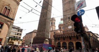Copertina di Bologna, il piano per evitare il crollo della Torre Garisenda: “Messa in sicurezza entro il 2024 con i tralicci usati per la Torre di Pisa”