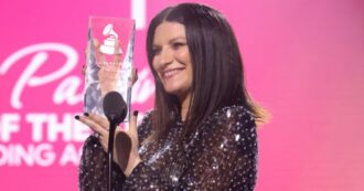 Copertina di Laura Pausini incoronata ai Latin Grammy “persona dell’anno”. È l’ultimo baluardo della musica italiana nel mondo, più dei Maneskin