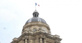 Copertina di Parigi, accusato di aver drogato una collega per stuprarla: arrestato il senatore del centro-destra Joël Guerriau