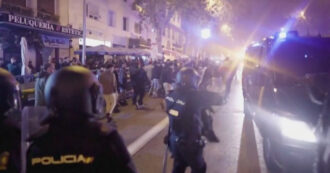 Copertina di Scontri a Madrid tra polizia e manifestanti anti-amnistia catalana: le forze dell’ordine disperdono le persone in strada