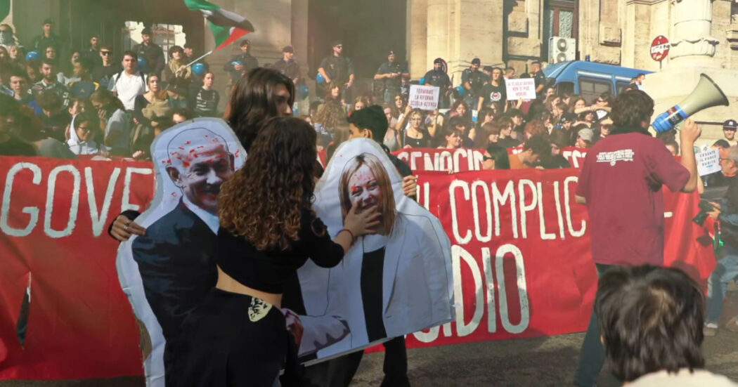 Roma, studenti imbrattano di rosso la foto che ritrae la stretta di mano tra Meloni e Netanyahu: al corteo anche cori contro Valditara