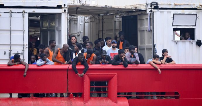 Fatto un soccorso di troppo: fermo e multa a nave Ong