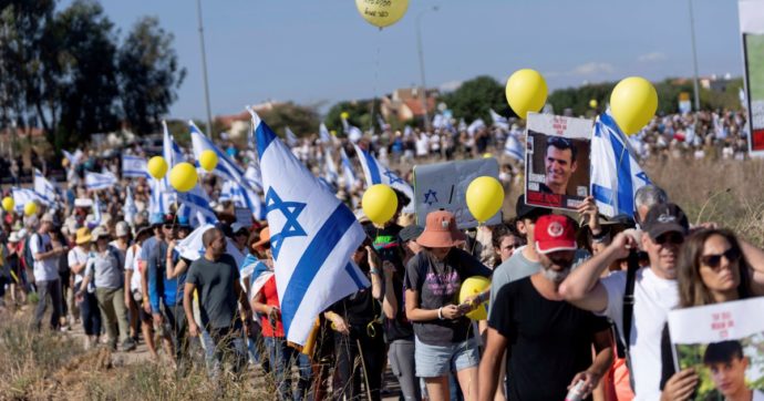 Diario da Tel Aviv – “Abbandonati dal governo”. Migliaia in marcia per stanare Bibi