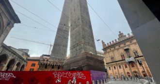 Copertina di Bologna, la Torre Garisenda è in piedi per miracolo dal 2021