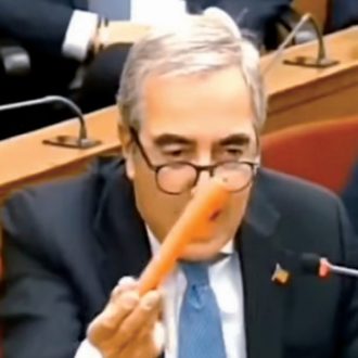 Copertina di Gasparri, gli show anti-Report per prepararsi a fare la vittima