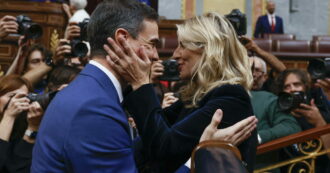 Copertina di Lo scrittore spagnolo Vilas: “Pedro Sanchez è un personaggio a metà tra Fellini e Machiavelli”