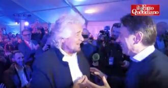 Copertina di Beppe Grillo arriva all’evento M5s sull’intelligenza artificiale: abbraccio con Giuseppe Conte tra gli applausi