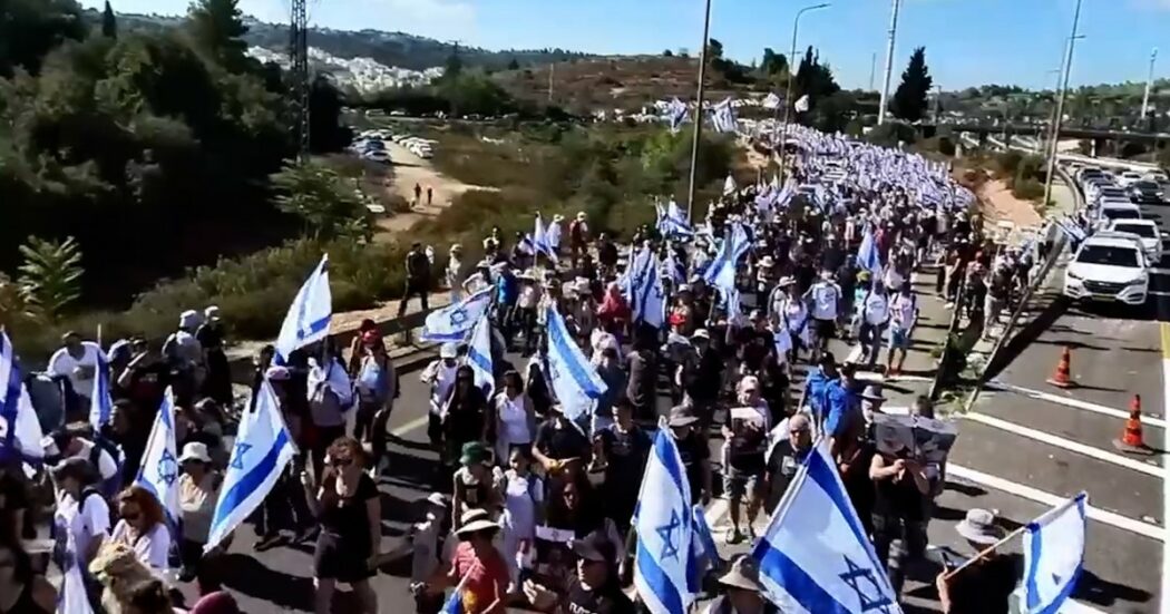 Gerusalemme, la marcia delle famiglie degli ostaggi rapiti il 7 ottobre da Hamas: il corteo arriva sotto gli uffici di Netanyahu