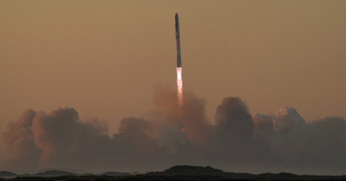 Starship, il mega-razzo di Musk fallisce anche il secondo test di volo: la navicella è stata fatta esplodere prima di entrare in orbita