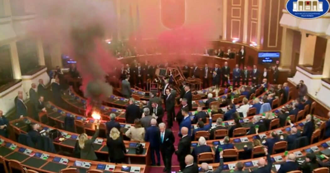Fumogeni in Aula, rischio incendio nel Parlamento albanese: la protesta dei deputati d’opposizione contro il primo ministro Edi Rama
