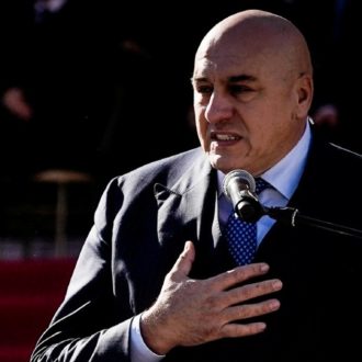 Copertina di La nave-ospedale italiana è bloccata da Israele ed Egitto