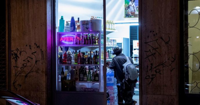 “Il salario minimo non c’è”: salvo re dei minimarket