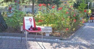 Copertina di Un “posto occupato” in pubblico per ricordare le donne uccise, la campagna contro la violenza: “Così l’assenza diventa presenza”