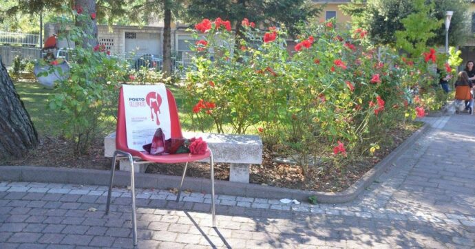 Un “posto occupato” in pubblico per ricordare le donne uccise, la campagna contro la violenza: “Così l’assenza diventa presenza”