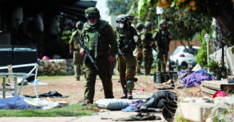 Copertina di Il medico Daniel Levi è la quarta vittima italiana del massacro di Hamas del 7 ottobre: “Morto tentando di curare i feriti nel kibbutz”