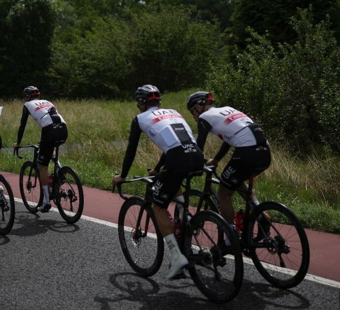 Ciclisti passano col rosso ma non si accorgono che dietro di loro ci sono i carabinieri: 117 euro di multa ad ognuno