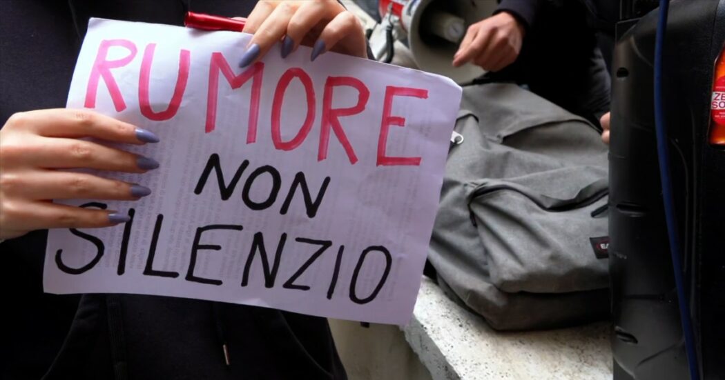 Non solo minuti di silenzio, gli studenti fanno rumore per Giulia Cecchettin “e per tutte le donne che non possono più farlo” – Video