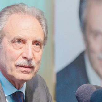 Copertina di Vito Bardi La Qualunque: “In Basilicata gratis bollette e benzina”