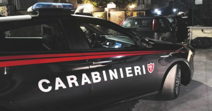Viola il divieto di avvicinamento, si apposta sotto la casa dell’ex moglie e la aggredisce: arrestato un uomo a Roma