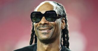Copertina di Snoop Dogg non ha smesso di fumare. E dice: “Basta con la tosse e coi vestiti che puzzano di barbecue”