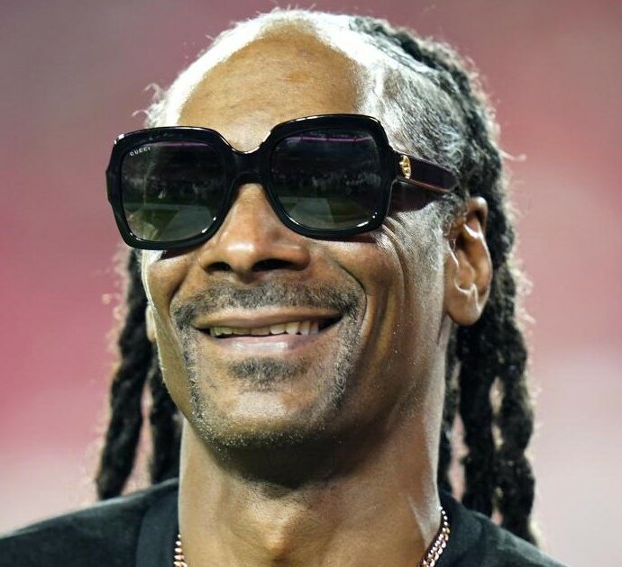 Snoop Dogg non ha smesso di fumare. E dice: “Basta con la tosse e coi vestiti che puzzano di barbecue”