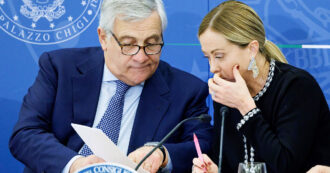 Copertina di Migranti in Albania, Tajani smentisce Meloni (e se stesso): “Il Parlamento voterà”. Poi ne spara una sul diritto Ue