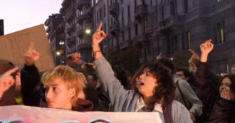 Copertina di Giulia Cecchettin, al corteo di Milano il dito medio indirizzato al Tribunale: “Simbolo del patriarcato e della violenza istituzionale”
