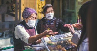 Copertina di In manette in sala parto o anziane senza medici: così il Giappone tratta le detenute