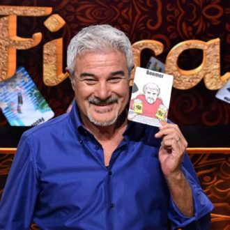 Copertina di Non solo Lollo: Trenitalia ha pronto un contratto da 100mila euro per Pino Insegno