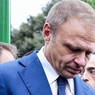 Copertina di Lollobrigida “cittadino comune” che ferma i treni? Meloni tace: il Fatto di domani 24 novembre