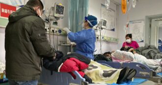Copertina di Cina, “emergenza per epidemia polmonite nei bambini”. Un epidemiologo su X posta video degli ospedali pieni